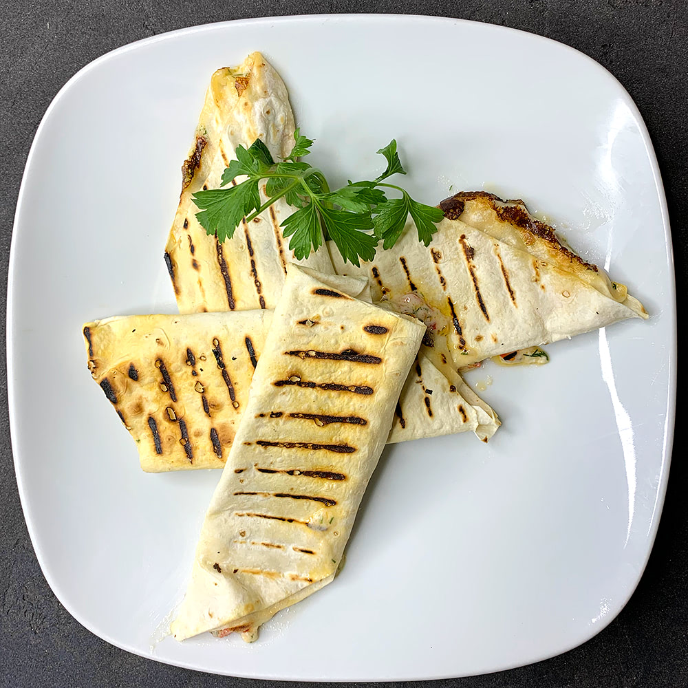 Лаваш сыром и зеленью на мангале