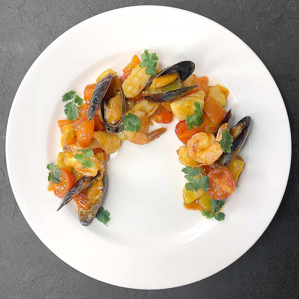 Теплый салат с морепродуктами